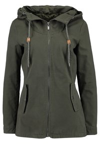 Veste à capuche vert foncé avec fermeture éclair frontale, cordons ajustables avec accents en bois et deux poches à rabat avec fermetures à boutons.