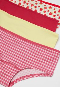 Vier Paare Unterwäsche: rot einfarbig, gelb einfarbig, rot floral mit Erdbeeren und rosa Karomuster. Weicher Baumwollstoff, verschiedene Muster.