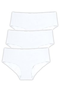 Tre paia di mutande bianche in cotone con una texture liscia, design a vita media e senza cuciture visibili o decorazioni.