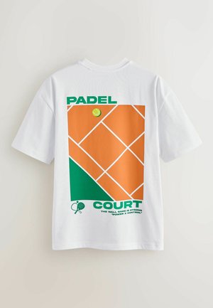 Vit t-shirt med en grafisk design som har orange och gröna inslag, texten "PADEL COURT" samt en illustration av en tennisboll.