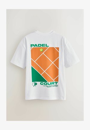 Bijela majica s grafičkim dizajnom koji sadrži narančaste i zelene elemente, tekst "PADEL COURT" i ilustraciju teniske lopte.
