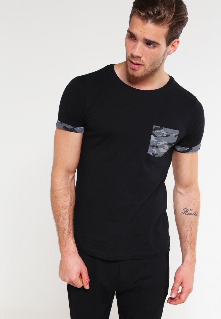 Urban Classics T-shirt print - dark camo