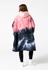 Mikina s kapucňou z mäkkého, plyšového materiálu, s prechodom farieb od ružovej po čiernu a siluetou lesa s hladkým povrchom.