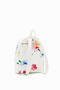 Sac à dos floral avec une finition blanche brillante, arborant des motifs vibrants de rose, bleu et vert. Comprend des bretelles blanches réglables et une fermeture éclair.
