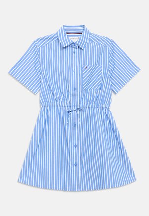 Μπλε και λευκό φόρεμα με κάθετες ρίγες, κοντά μανίκια, μπροστινά κουμπιά, γιακά, τσέπη στο στήθος με λογότυπο και ζώνη στη μέση.