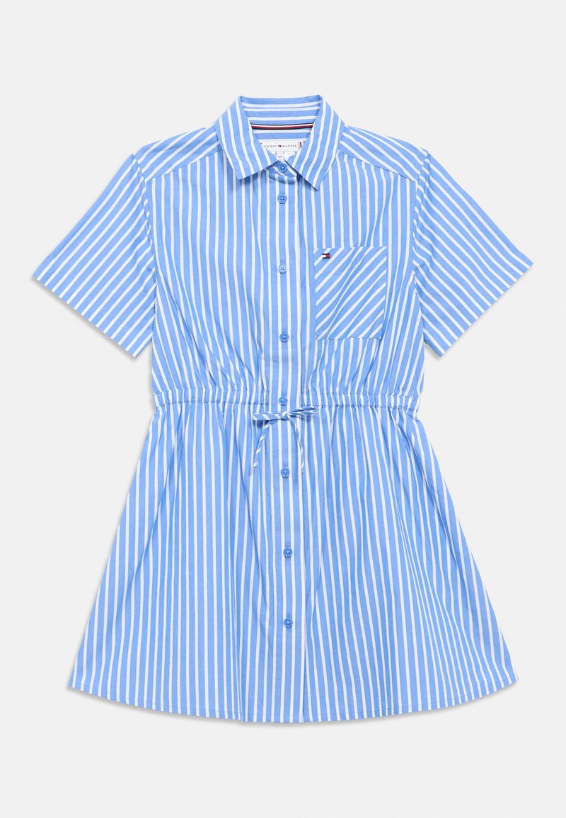 Μπλε και λευκό φόρεμα με κάθετες ρίγες, κοντά μανίκια, μπροστινά κουμπιά, γιακά, τσέπη στο στήθος με λογότυπο και ζώνη στη μέση.