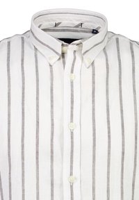 Weißes Hemd mit vertikalen grauen Streifen, Button-Down-Kragen und sichtbarem Größenetikett der Mittelgröße im Kragen.