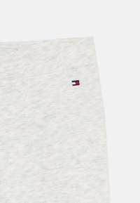 Γκρι βαμβακερό παντελόνι φόρμας με μικρό κεντητό λογότυπο σε κόκκινο, λευκό και μπλε. Απαλή υφή με άνετη εφαρμογή.