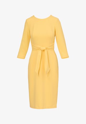 Geel knielang jurkje met driekwart mouwen en een stoffen ceintuur gestrikt in een strik in de taille.