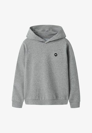 Sweat à capuche gris clair à manches longues avec petit logo circulaire noir sur la poitrine gauche, poignets et ourlet côtelés.