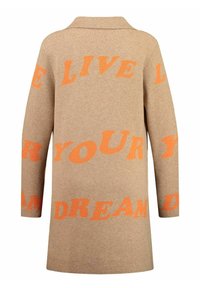 Beige stickad cardigan med orange text som säger "LEVA DIN DRÖM." Klassisk krage och långa ärmar, mjuk textur och avslappnad passform.