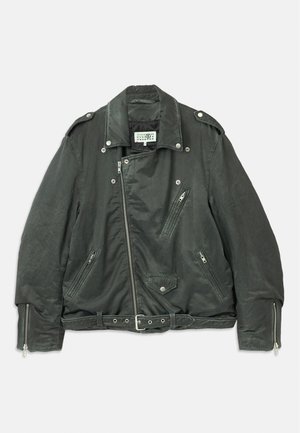 Jachetă de motociclist din piele neagră texturată, cu guler tip notch, multiple buzunare cu fermoar și talie cu curea. Accente din metal argintiu.