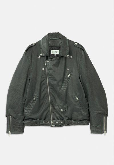 Svart, texturerad läderbikerjacka med notched krage, flera dragkedjefickor och ett bälte i midjan. Silverdetaljer.