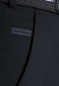Schwarze Hose mit einer glatten Textur, einer sichtbaren Tasche mit flachem Design und einem geflochtenen schwarzen Gürtel mit metallischen Akzenten.