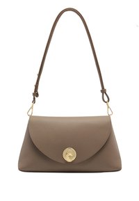 Borsa a tracolla in pelle marrone con design strutturato, chiusura con pattina frontale e hardware dorato. Presenta una singola tracolla regolabile per versatilità.