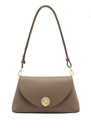 Borsa a tracolla in pelle marrone con design strutturato, chiusura con pattina frontale e hardware dorato. Presenta una singola tracolla regolabile per versatilità.