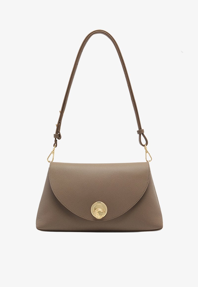 Sac à main en cuir marron avec un design structuré, une fermeture à rabat à l'avant et des accessoires en métal doré. Il dispose d'une seule sangle ajustable pour plus de polyvalence.