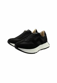 Zapatillas deportivas negras con parte superior de ante y malla, cordones planos, una entresuela blanca y una suela exterior de goma negra texturizada.