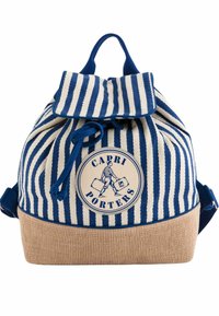 Mochila de lona con cordón, a rayas en azul y crema, que cuenta con una base texturizada beige y un parche redondo con un gráfico de porter.