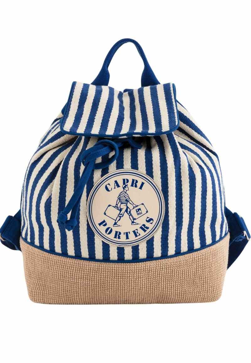 Mochila de lona con cordón, a rayas en azul y crema, que cuenta con una base texturizada beige y un parche redondo con un gráfico de porter.