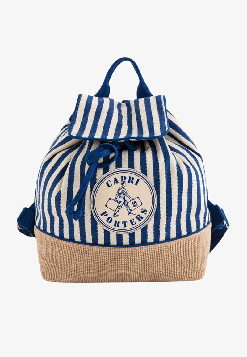 Mochila de lona con cordón, a rayas en azul y crema, que cuenta con una base texturizada beige y un parche redondo con un gráfico de porter.