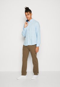 Scotch & Soda SHIRT WITH SLEEVE ROLL-UP - Camisa - sky