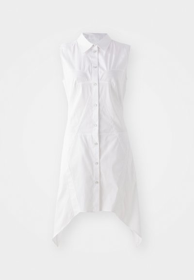 Fehér ujjatlan ruha, galléros nyakkal, elülső gombolással, két mellzsebbel és aszimmetrikus szegéllyel. Szőtt anyagból készült.