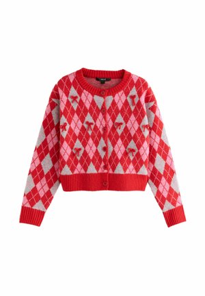 Punane, roosa ja hall argyle-mustriga kardigan, millel on ees nööbid, soonikkoes varrukad ja äär, ning väikesed punased lipsud esiküljel.