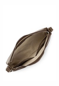 Borsa in pelle marrone con una superficie liscia, dotata di un'ampia apertura con zip e foderata in beige. Include due scomparti interni per l'organizzazione.