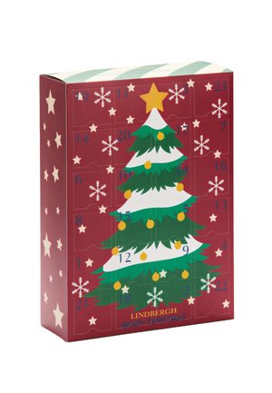 Rood kartonnen adventskalender met een groen kerstboomontwerp, gele versieringen, witte sneeuwvlokken en een gouden ster bovenop.