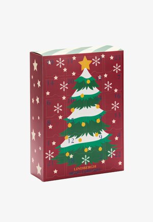 Rood kartonnen adventskalender met een groen kerstboomontwerp, gele versieringen, witte sneeuwvlokken en een gouden ster bovenop.