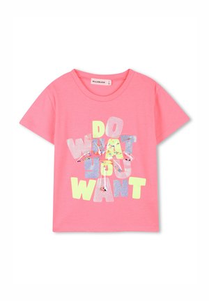 Roze katoenen T-shirt met korte mouwen, voorzien van een meerkleurige afbeelding met de tekst "DO WHAT YOU WANT" in verschillende texturen en kleuren.