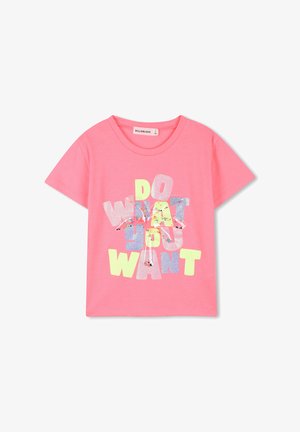 Roze katoenen T-shirt met korte mouwen, voorzien van een meerkleurige afbeelding met de tekst "DO WHAT YOU WANT" in verschillende texturen en kleuren.