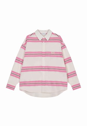 Camisa de manga larga con botones en crema, con rayas horizontales en rosa y gris, un cuello clásico y un dobladillo curvado. Pequeña etiqueta de marca en el pecho.