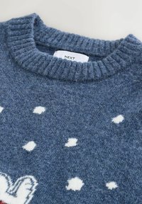 Maglione blu in lana con collo a girocollo rigato, con forme di nuvole bianche e una finitura morbida e textured. L'etichetta del marchio riporta "NEXT".