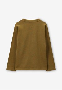 Braunes Langarmhemd mit strukturiertem Finish, mit Rundhalsausschnitt und überschnittenen Schultern, von hinten gezeigt.