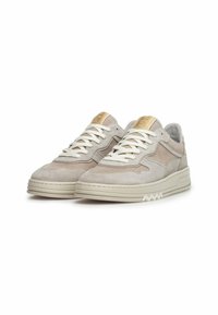 Sneakers da uomo in suede grigio chiaro con dettagli beige, dotati di una robusta suola bianca, design con lacci e etichetta brandizzata sulla linguetta.