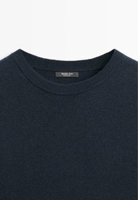 Granatowy sweter dzianinowy z okrągłym dekoltem, wykonany z miękkiego materiału. Metka informuje "Massimo Dutti", co wskazuje na tożsamość marki.