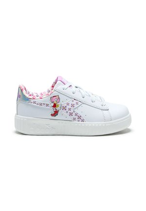 Sneaker bianco basso con motivo floreale rosa, grafica di un personaggio sul lato, lacci bianchi e suola imbottita con logo del marchio.