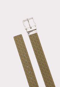Ceinture vert olive avec un motif géométrique foncé répété et une boucle rectangulaire en argent, posée à plat sur un fond blanc.