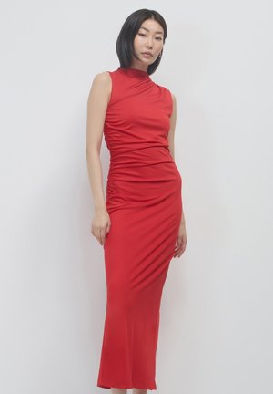 Robe sans manches rouge en tissu extensible, dotée d'un col montant et de détails froncés sur le côté, avec une longueur midi.