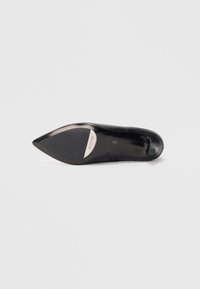 Scarpa nera con tacco alto e punta affilata, tomaia in pelle liscia e finitura lucida. Suola in gomma con un accento brillante sul tallone.