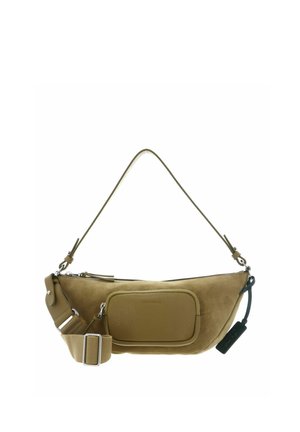 Sac bandoulière en daim vert olive avec une poche zippée à l'avant, une sangle réglable amovible et des détails en métal argenté.