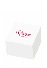 Witte rechthoekige doos met het rode "s.Oliver" logo en de tekst "Fashion for Life" gecentreerd op het bovenste oppervlak.