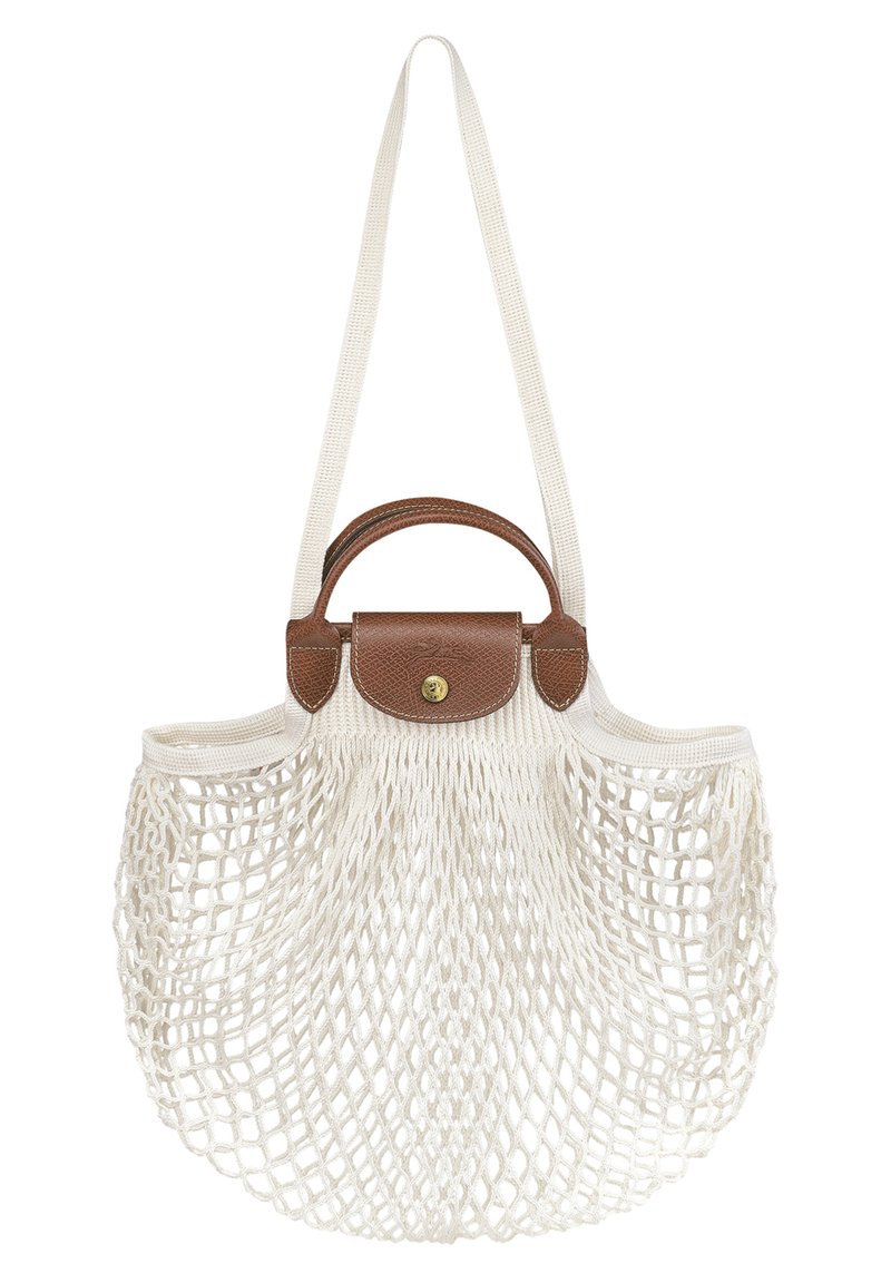 Weißes Netzbeutel mit braunem Lederboden und -griff. Mit einem sandfarbenen Klappenverschluss mit einem goldenen Knopf. Robuste gewebte Tragen für den Transport.