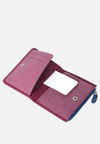 Portafoglio in pelle rosa con due scomparti per carte e un compartimento con zip; accentuato da hardware blu e frase impressa sulla fodera interna.