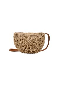 Bolso de paja trenzada tipo bandolera con una superficie texturada, correa de cuero marrón claro y forma curvada, que presenta un patrón radial en la parte frontal.