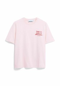 Kurzärmliges, hellrosa Baumwoll-T-Shirt mit rotem Schriftzug "Made to make a difference." Klassisches Rundhalsausschnitt-Design.