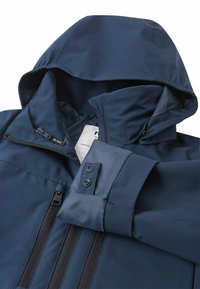 Giacca impermeabile blu navy con chiusura a zip frontale, cappuccio regolabile e polsini con bottone a pressione; tessuto liscio e dettagli in zip neri.