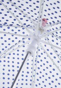 Ombrello trasparente con tessuto bianco e pois blu, stecche in metallo argentato e manico in plastica rosa.
